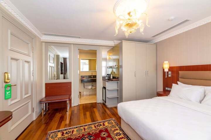 Room 28 of 102