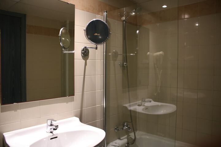 Room 13 of 32