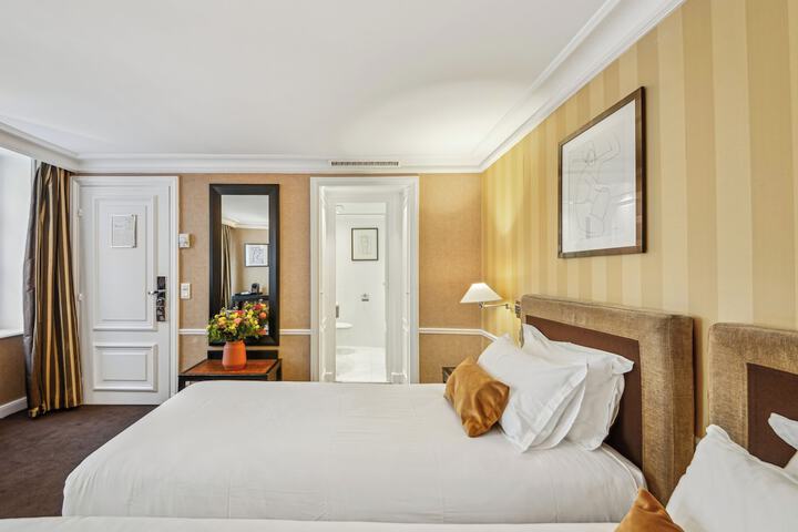 Room 10 of 30