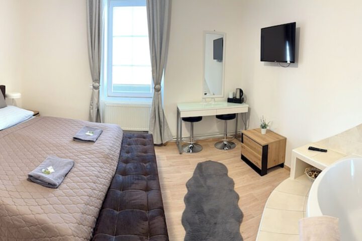 Room 32 of 48