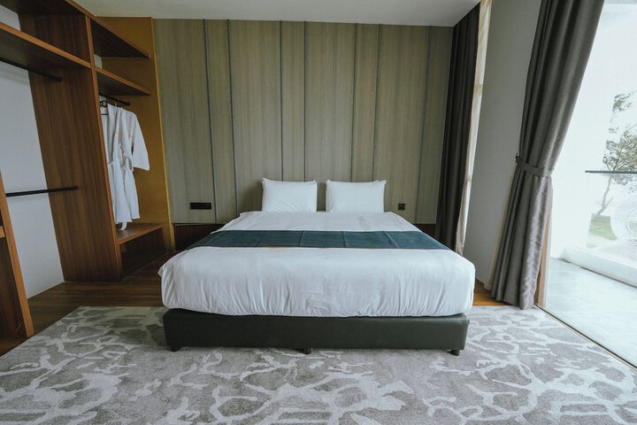 Room 15 of 33