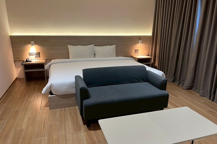 Room 13 of 28