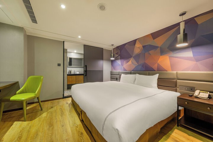 Room 10 of 103