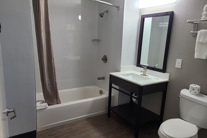 1 Queen Bed Kitchen (9 of 25)