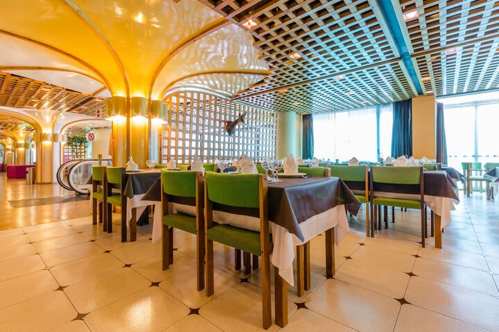 Dining 9 of 14