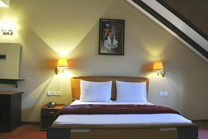 Room 6 of 16