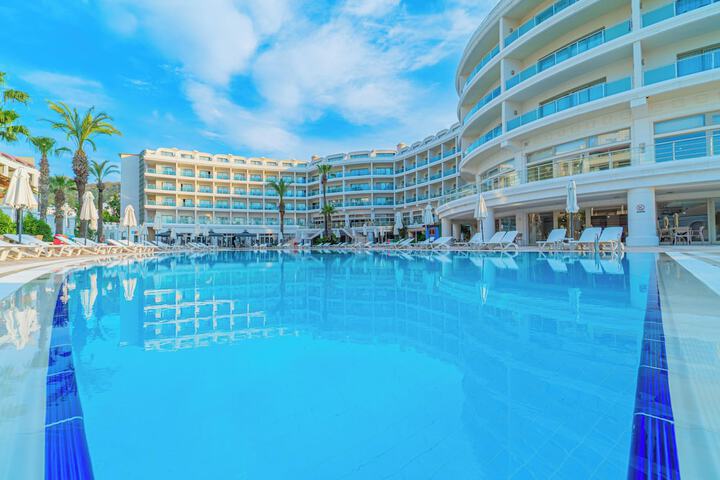 Hotel with Pool