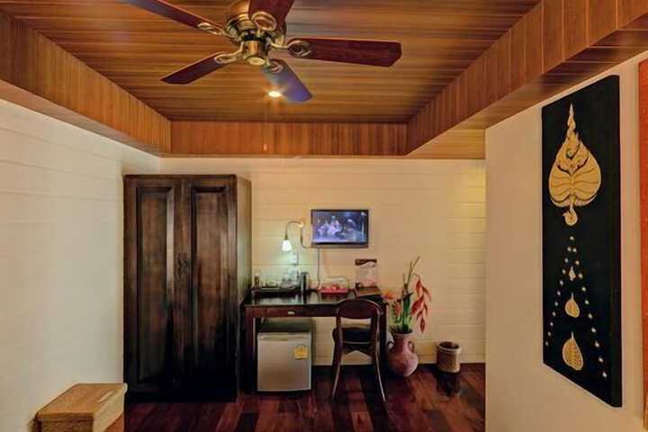 Room 6 of 93