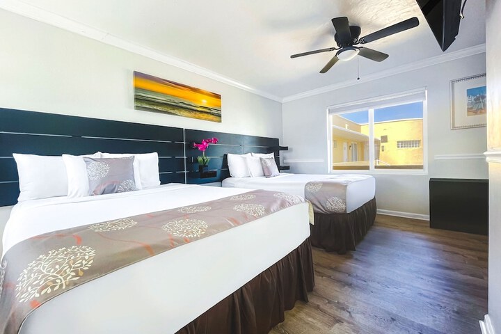 Studio Queen Bed (6 of 12)