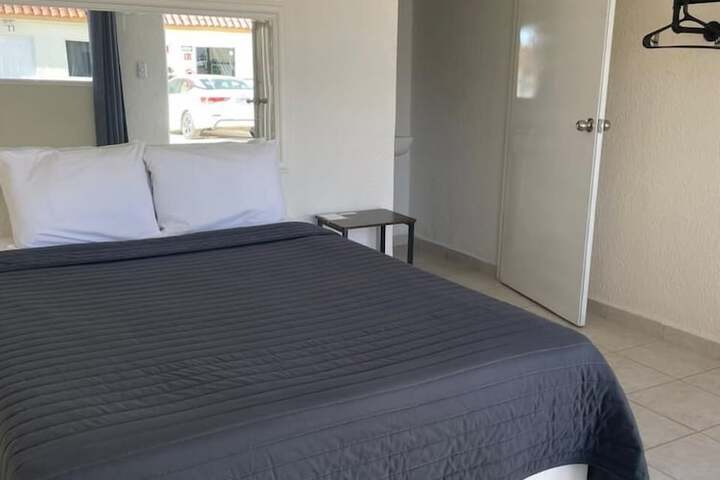 Room 4 of 8