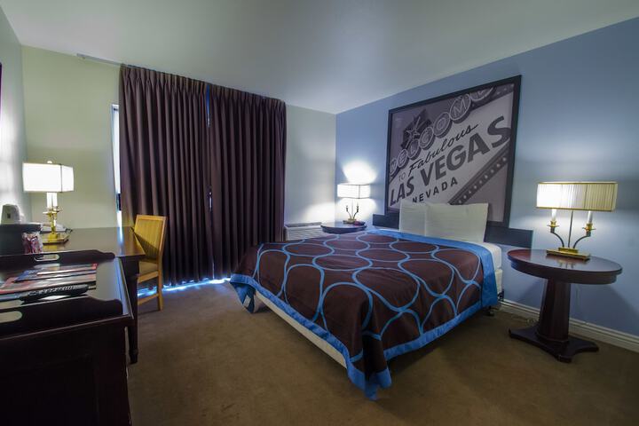 1 Queen Bed (7 of 18)