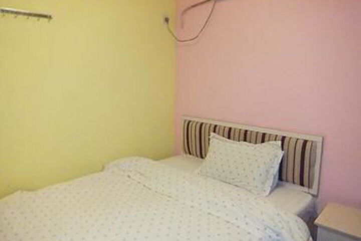 Room 6 of 12