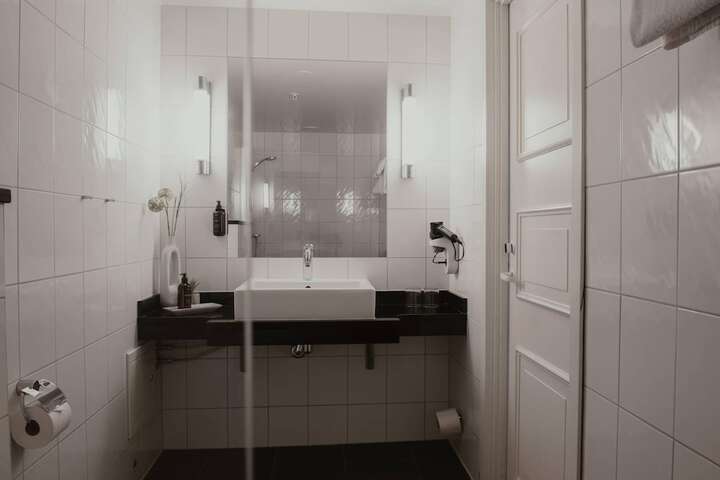 Room 26 of 77