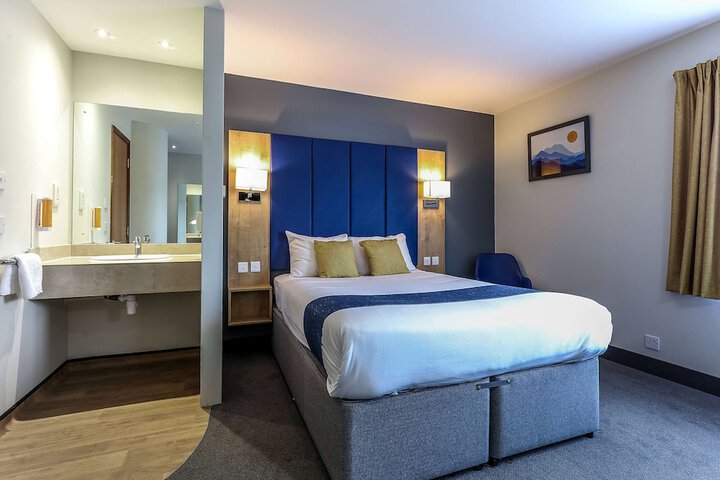 Room 2 of 6