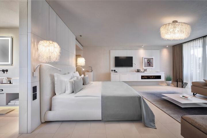 Room 6 of 103