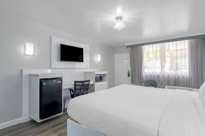 1 King Bed Accessible (14 of 24)