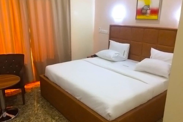 Room 9 of 42