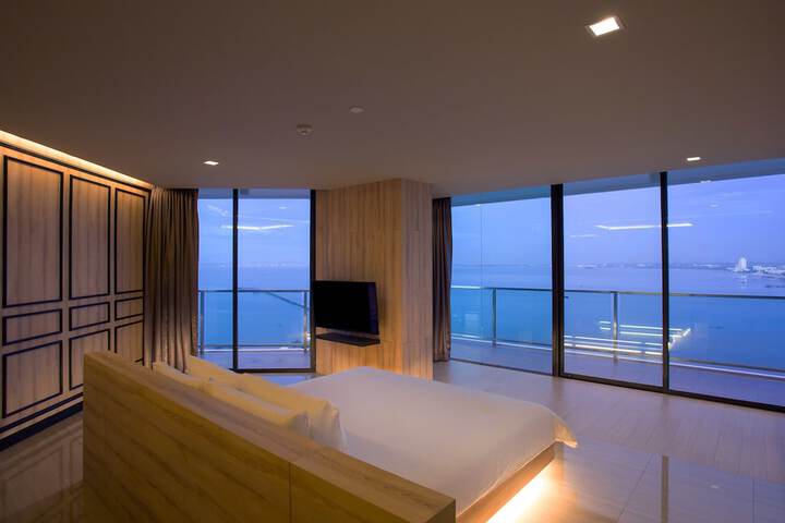 Room 16 of 103