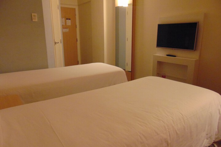 Room 6 of 26