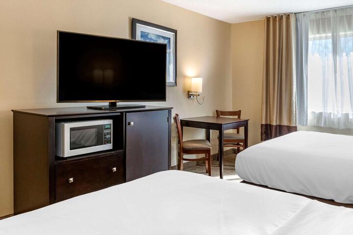 2 Queen Beds (8 of 12)