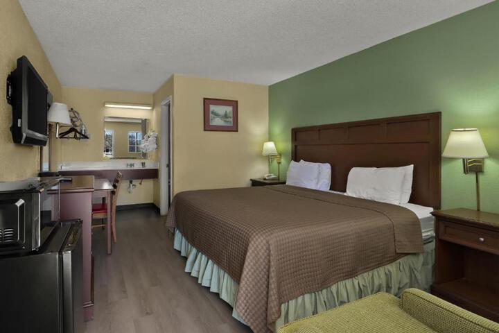 Accessible 1 King Bed - Free WiFi, Microwave, Minifridge Coffeemaker Cable TV Desk (1 of 11)