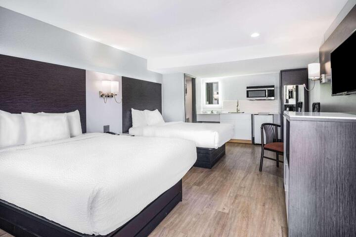 2 Queen Beds (1 of 8)