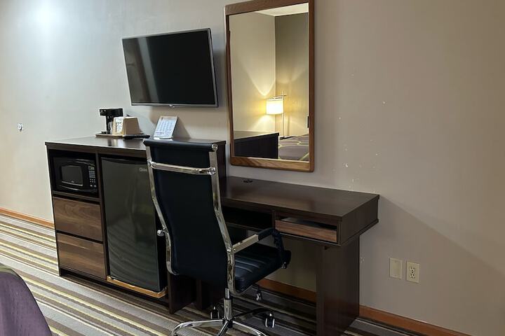 1 Queen Bed (5 of 28)
