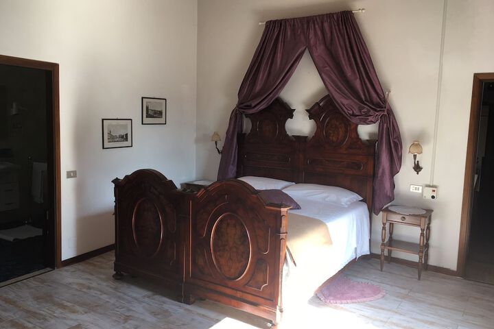 Room 6 of 25
