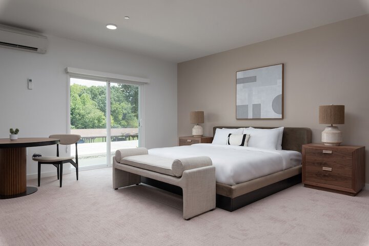 Deluxe Room 1 King Bed Balcony Self Check in with Virtual Front Desk (34 of 36)
