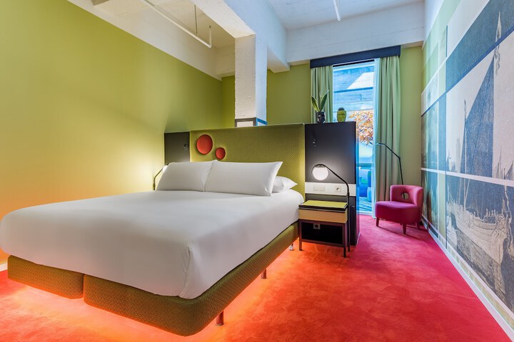 Room 12 of 77