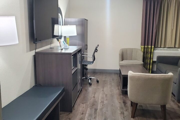 1 Queen Bed Mobility Accessible (5 of 10)