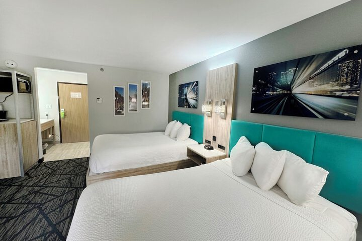 2 Queen Beds (2 of 6)
