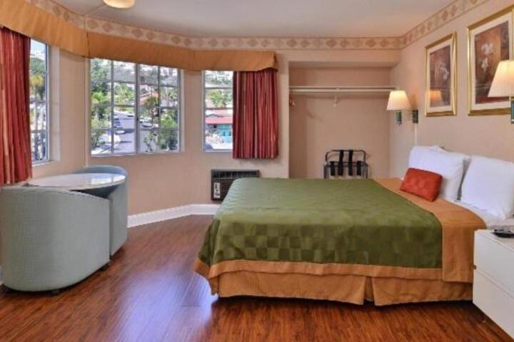 1 Queen Bed (1 of 12)