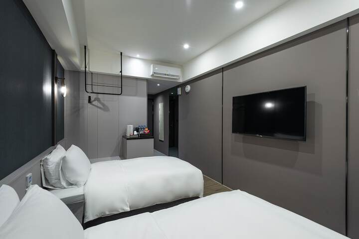 Room 35 of 68