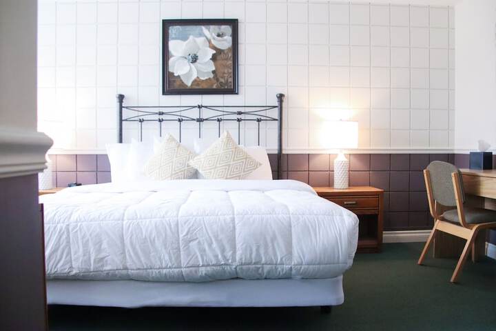 1 King Bed (6 of 14)