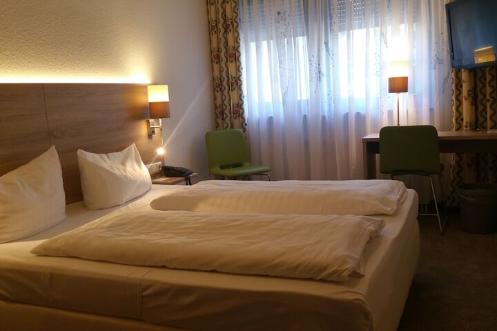 Room 12 of 76