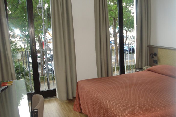 Room 5 of 33