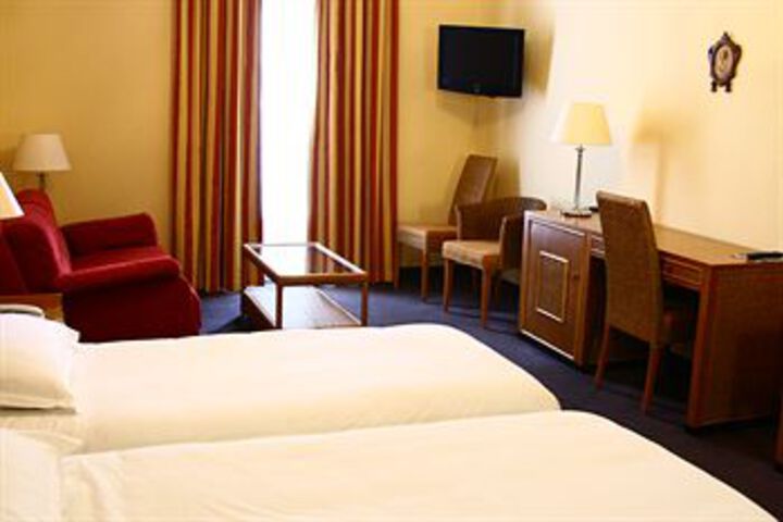 Room 8 of 15