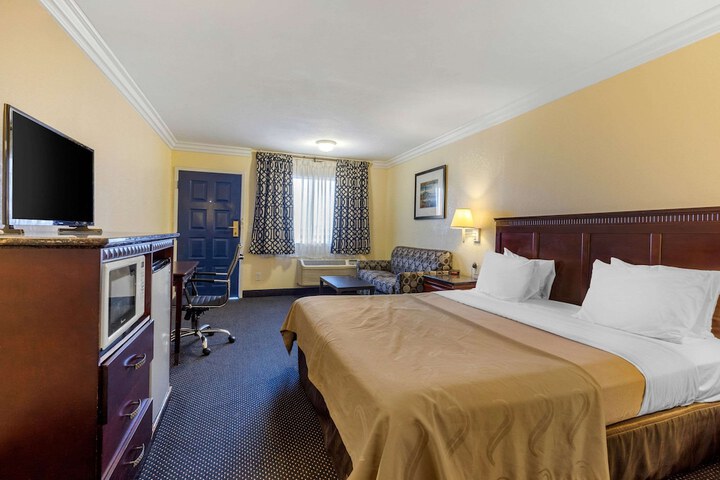 1 King Bed (1 of 12)
