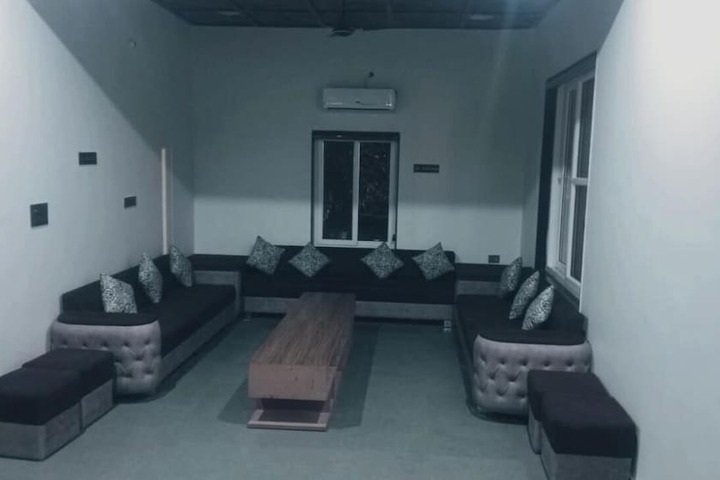 Room 8 of 18