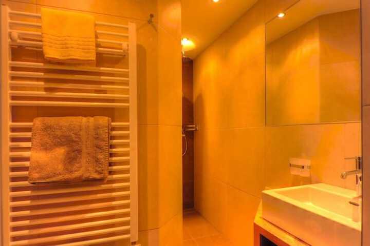 Room 3 of 87