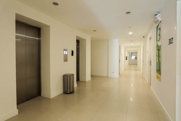 Ballroom/Hall 28 of 32