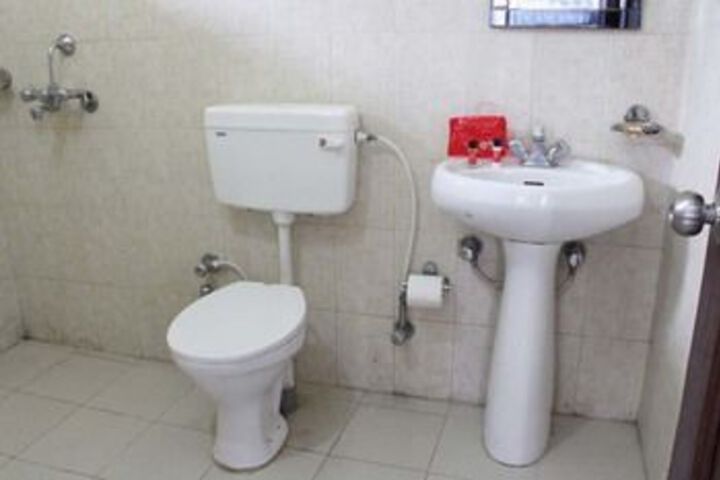 Room 4 of 8