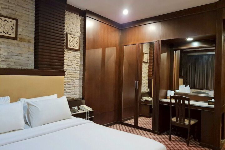 Room 25 of 40