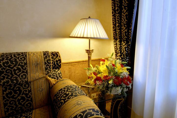 Room 5 of 16