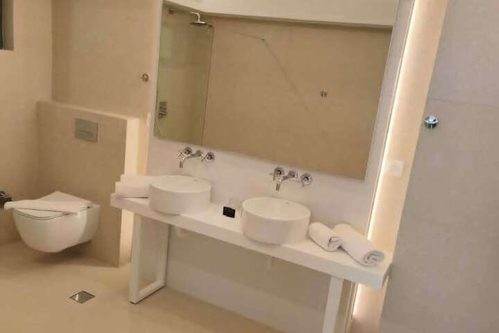 Room 72 of 156