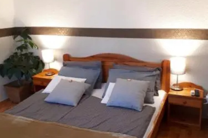 Room 6 of 19