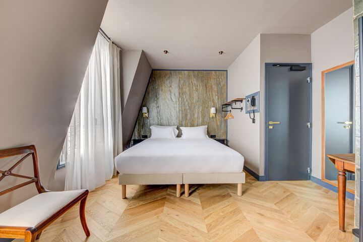 Room 32 of 59