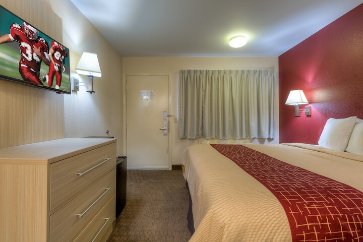 Deluxe King Bed (1 of 13)