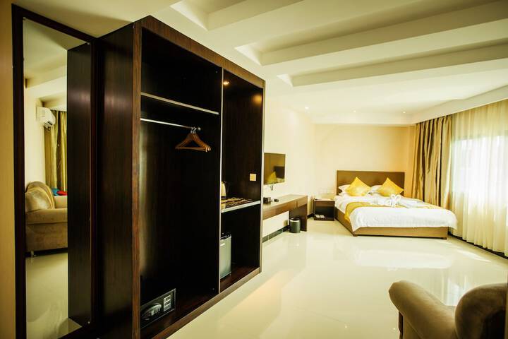 Room 6 of 13